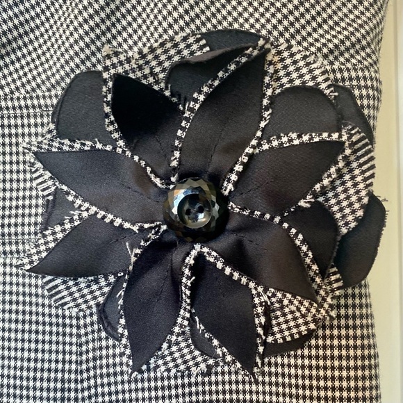 Sleeveless gingham pleated back removable flower - Picture 2 of 6